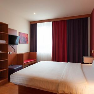 Kamer met een Queen Size Bed met de Toegang voor Gehandicapten